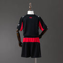Conjunto Infantil AC Milan Listrado Vermelho e Preto 2025 – Camisa e Short | Uniforme Esportivo Infantil