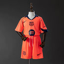 Kit Infantil Barcelona Laranja Neon – Uniforme de Futebol com Camisa e Shorts