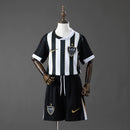 Conjunto Infantil Atlético Mineiro Listrado Preto e Branco 2025 – Camisa e Short | Uniforme Esportivo Infantil
