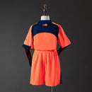 Kit Infantil Barcelona Laranja Neon – Uniforme de Futebol com Camisa e Shorts