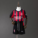 Conjunto Infantil AC Milan Listrado Vermelho e Preto 2025 – Camisa e Short | Uniforme Esportivo Infantil