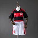 onjunto Infantil Flamengo I 2025 – Camisa Rubro-Negra + Short Branco | Uniforme de Futebol Infantil